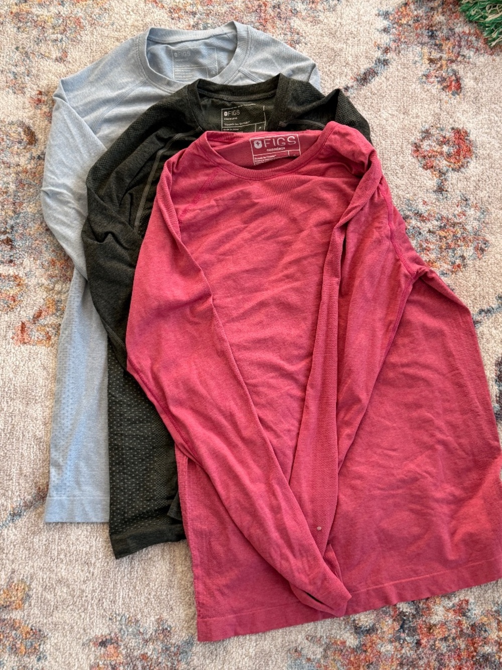 FIGS Makato Seamless Long-Sleeve Underscrub 2-Pack Mens S Olive + Rose Scrub